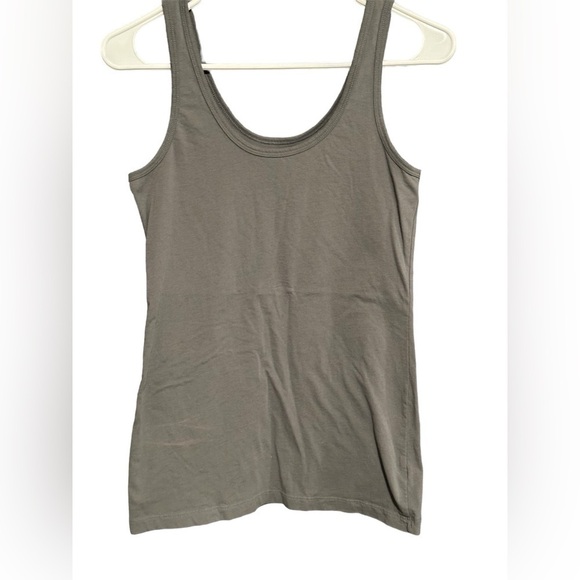 Collections of 3 Tank Tops - Picture 4 of 9